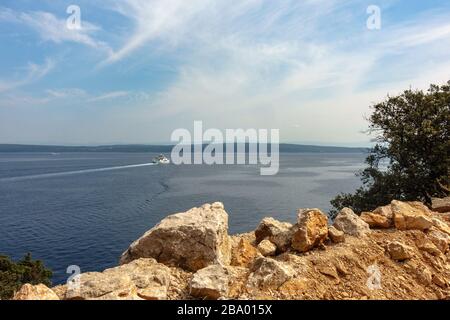 Il traghetto Merag-Valbiska che trasporta auto e passeggeri dall'isola di Cres all'isola di Krk nel Mare Adriatico Foto Stock