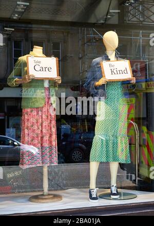 Mannikins tiene messaggi di incoraggiamento e di sostegno in una vetrina di un negozio di abbigliamento chiuso durante la pandemia Coronavirus Covid 19 del 2020 Foto Stock