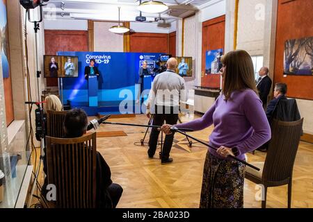 Un giornalista fa una domanda al primo Ministro Arlene Foster e al vice primo Ministro Michelle o'Neill, presso i dirigenti dell'Irlanda del Nord aggiornamento quotidiano sulla risposta alla crisi Covid-19 nella Long Gallery, edifici del Parlamento, Stormont, Belfast. Foto Stock