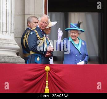 Londra, Regno Unito. 10 luglio 2018. (NOTA DELL'EDITORE: Immagine archiviata 10/07/2018).HRH Prince Charles con sua Maestà la Regina al 100 ° anniversario della Royal Air Force, Buckingham Palace.Buckingham Palace ha annunciato che HRH Prince Charles ha testato positivo per Coronavirus. Egli si autoisola a Balmoral, Scozia, e attualmente soffre solo di sintomi lievi. Credito: Keith Mayhew/SOPA Images/ZUMA Wire/Alamy Live News Foto Stock