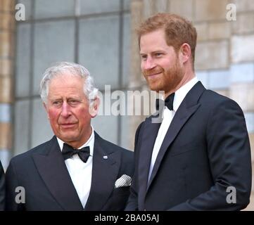 Londra, Regno Unito. 4 Aprile 2019. (NOTA DELL'EDITORE: Immagine archiviata 04/04/2019).HRH Prince Charles con il Principe Harry alla prima mondiale del nostro pianeta al Museo di Storia Naturale, Kensington.Buckingham Palace ha annunciato che HRH Prince Charles ha testato positivo per Coronavirus. Egli si autoisola a Balmoral, Scozia, e attualmente soffre solo di sintomi lievi. Credito: Keith Mayhew/SOPA Images/ZUMA Wire/Alamy Live News Foto Stock