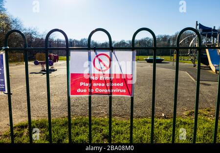 Lockdown: Cartello su ringhiere di un parco giochi per bambini in un parco: Nessun ingresso; area giochi chiusa a causa di Coronavirus: St John's Lye, Woking, Surrey Foto Stock