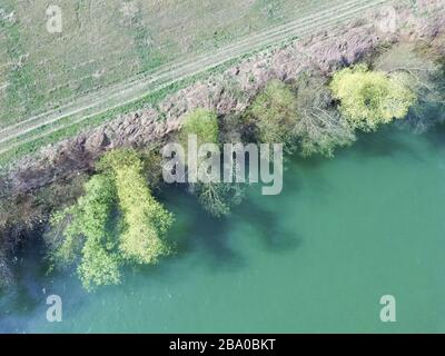 Drone che sorvola il fiume Sava e il lago Jarun a Zagabria Foto Stock