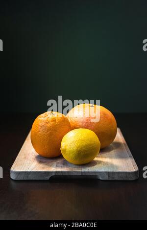 Frutta fresca su un tavolo di legno ancora vita arancia limone pompelmo. Foto Stock