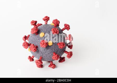 Primo piano del modello SARS-cov-2 di coronavirus su sfondo bianco. Virus di malattie infettive pericolose - COVID-19 Foto Stock