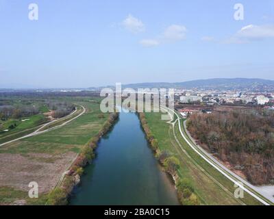 Drone che sorvola il fiume Sava e il lago Jarun a Zagabria Foto Stock