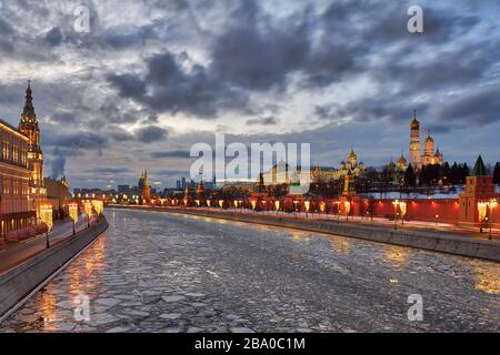 = Panorama del fiume Icy Moskva e del Cremlino di Mosca nel crepuscolo d'inverno = bella vista dal Ponte Bolshoy Moskvoretsky del fiume Moskva (Mosca) c Foto Stock