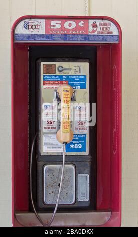 Classic a gettone telefono pubblico a pagamento con ricevitore, coin slot di rilascio. Foto Stock