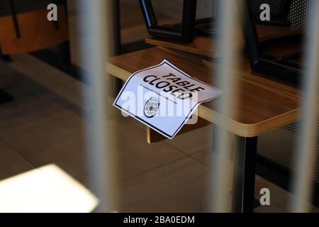 Cartello da tavolo al ristorante Burger King: 'Tavolo chiuso' Foto Stock