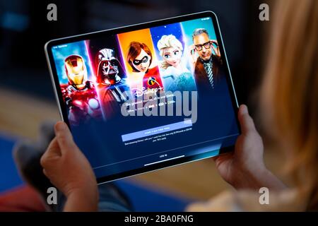 BATH, UK - 25 MARZO 2020 : da vicino a una donna che guarda l'app Disney+ su un iPad Apple. Foto Stock