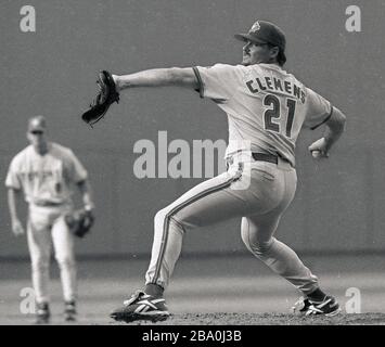 Il lanciatore Toronto Blue Jays Roger Clemens ha lanciato la sua palla veloce contro il Boston Red Sox al Fenway Park a Boston ma USA 1997 foto di Bill belknap Foto Stock