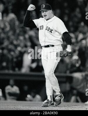 Roger Clemens, lanciatore dei Boston Red Sox, reagisce mentre colpisce una pastella durante l'azione di gioco al Fenway Park di Boston ma USA 1994 foto di Bill belknap Foto Stock