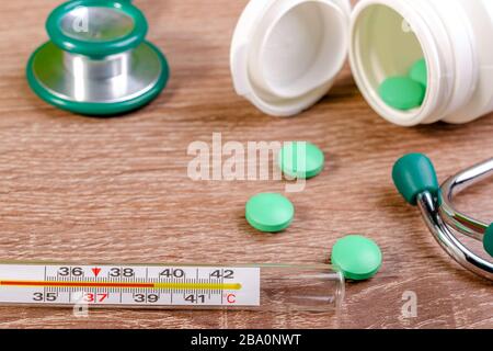 termometro a mercurio ad alta temperatura. Pillole e medicinali