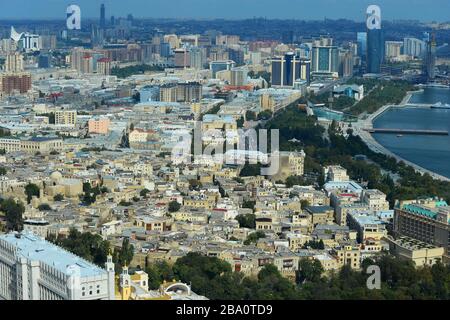 Veduta aerea di Baku, Azerbaigian nella regione del Caucaso. Mix di vecchi edifici murati del centro città e moderni grattacieli. Lungomare di Baku Boulevard. Foto Stock