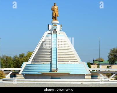 Statua dorata di Saparmurat Niyazov in struttura piramidale circolare a Dashoguz. Primo presidente del Turkmenistan. Foto Stock