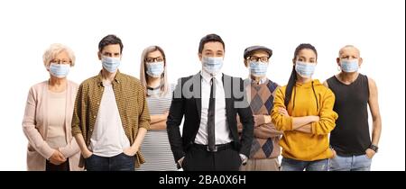 Gruppo di giovani e anziani che indossano maschere facciali mediche di protezione isolate su sfondo bianco Foto Stock