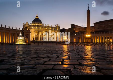 Basilica di San Pietro nella Città del Vaticano a Roma di notte Foto Stock