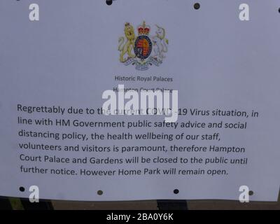 Notifica di chiusura a causa del Coronavirus all'Hampton Court Palace 22 marzo 2020. Foto Stock