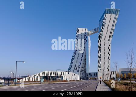 Il Bella Sky Comwell Hotel al Bella Center. Spettacolari grattacieli moderni a Ørestaden, il quartiere più nuovo di Copenaghen Foto Stock