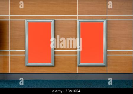 Cartellone vuoto su muro di legno nel corridoio dell'aeroporto Foto Stock