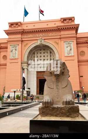 Statua di Sphinx presso la facciata del Museo delle Antichità Egiziane al Cairo, Egitto. L'attrazione turistica è comunemente conosciuta come il Museo Egizio. Foto Stock