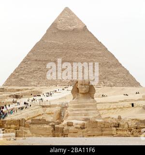 La Grande Sfinge di Giza all'Altopiano di Giza al Cairo, Egitto. La sfinge si trova di fronte alla Grande Piramide di Khufu, Foto Stock
