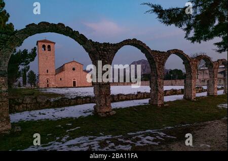 L'abbazia e i resti dell'antico chiostro di San Vincenzo al Volturno. Molise Foto Stock