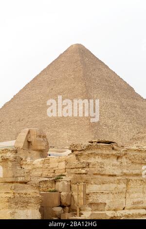 La Grande Sfinge di Giza, presso la Grande Piramide di Khufu, all'Altopiano di Giza al Cairo, Egitto. Si pensa che lo sfinge abbia più di 4,500 anni. Foto Stock