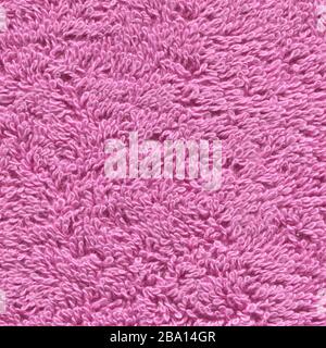 Telo da bagno di colore rosa. Telo da bagno sfondo rosa. Morbido panno rosa. Foto Stock