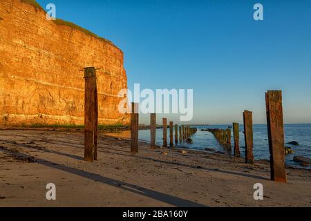 La costa ripida sull'isola offshore di Helgoland Foto Stock