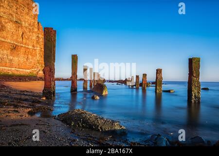 La costa ripida sull'isola offshore di Helgoland Foto Stock