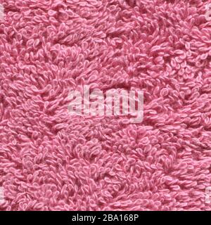 Telo da bagno di colore rosa. Telo da bagno sfondo rosa. Morbido panno rosa. Foto Stock