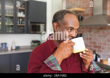 Coppia afroamericana che prende il caffè in cucina Foto Stock