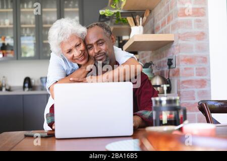 Senior americano africano giovane utilizzando laptop Foto Stock