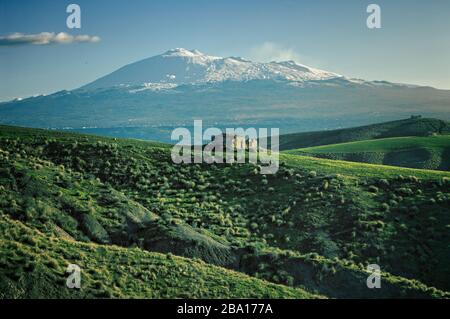 Paesaggio Etna neve coperta dalle verdi colline rurali della Sicilia Sud-Ovest Foto Stock