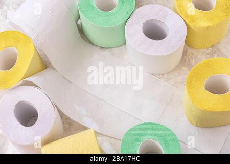 Set di carta igienica colorata rotoli di carta igienica , vista dall'alto, spazio per copie. Concetto di problema con i beni essenziali di consumo, virus, igiene, salute Foto Stock