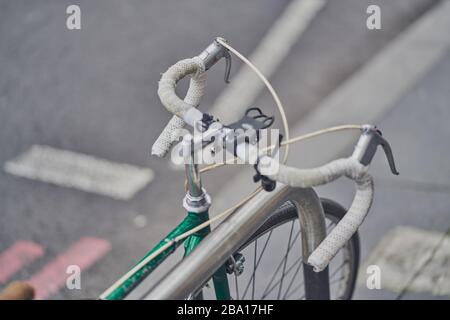 Una bicicletta da corsa verde appoggiata su una ringhiera. Primo piano Foto Stock