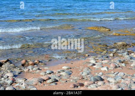 Vista sulla riva del lago Issyk Kul in Kirghizistan. Acqua trasparente di un lago alpino. Acqua pulita da Issyk-Kul, situato in Asia centrale. Foto Stock