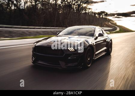 Auto sportiva nera con finestre in vinile nero Foto Stock