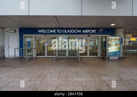 Glasgow, Regno Unito. 25 Marzo 2020. Nella foto: Vista l'interno del terminal passeggeri dell'aeroporto di Glasgow che mostra il luogo deserato a causa della sospensione e dell'annullamento dei voli da parte delle compagnie aeree a causa della pandemia di coronavirus. Credit: Colin Fisher/Alamy Live News Foto Stock