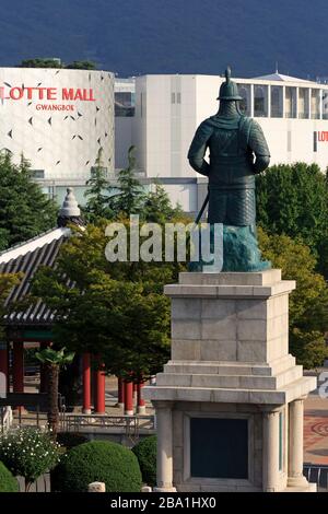 L'Ammiraglio Yi Sun-shin statua, Yongdusan Park, Busan, Corea del Sud, Asia Foto Stock