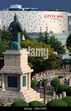 L'Ammiraglio Yi Sun-shin statua, Yongdusan Park, Busan, Corea del Sud, Asia Foto Stock