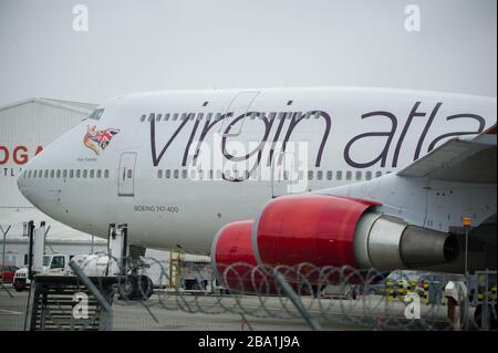 Glasgow, Regno Unito. 25 Marzo 2020. Nella foto: Velivolo Virgin Atlantic (Boeing 747-400 serie - chiamato Ruby Tuesday, registrato G-VXLG) e un Airbus A330-200 - chiamato Honkytonk Woman, registrato G-VMIK) stand a terra sul asfalto da parte del gancio Logan Air. Credit: Colin Fisher/Alamy Live News Foto Stock