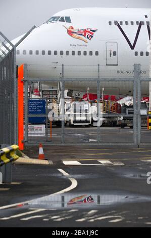 Glasgow, Regno Unito. 25 Marzo 2020. Nella foto: Velivolo Virgin Atlantic (Boeing 747-400 serie - chiamato Ruby Tuesday, registrato G-VXLG) e un Airbus A330-200 - chiamato Honkytonk Woman, registrato G-VMIK) stand a terra sul asfalto da parte del gancio Logan Air. Credit: Colin Fisher/Alamy Live News Foto Stock