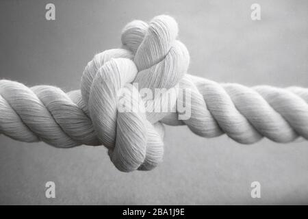 Una corda bianca annodata Foto Stock