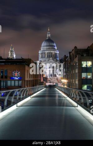 Vista della Cattedrale di St Paul dal Millennium Bridge, Londra, Inghilterra, Regno Unito Foto Stock