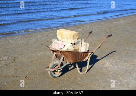 Carriola per il servizio di pulizie e lavori di costruzione,sul sito.Cart.Carrello con una ruota Foto Stock