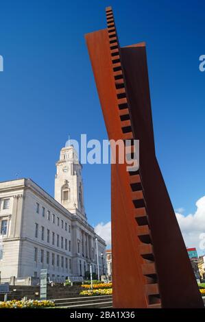 UK, South Yorkshire, Barnsley, Municipio e Centenary Square con scultura verticale ad incrocio Foto Stock