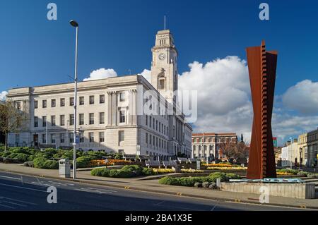 UK, South Yorkshire, Barnsley, Municipio e Centenary Square con scultura verticale ad incrocio Foto Stock
