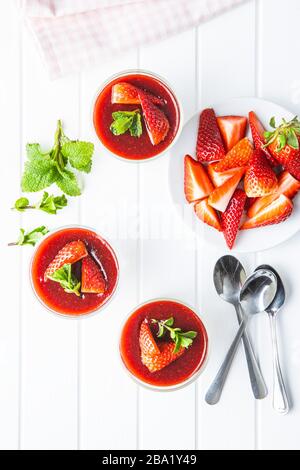 Panna cotta italiana in vetro con fragole. Foto Stock